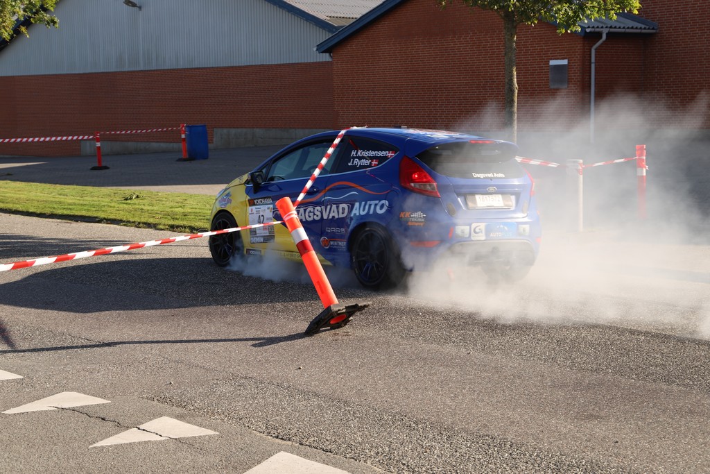 Dækrøgen afslører, at Henrik Kristensen, Langå i Ford Fiesta fik bremset for sent ned til chikanen på Nr. Bjertvej
(Foto: Niels Frederiksen)
